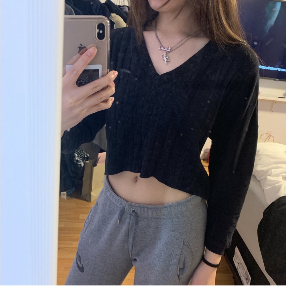 black v neck crop top